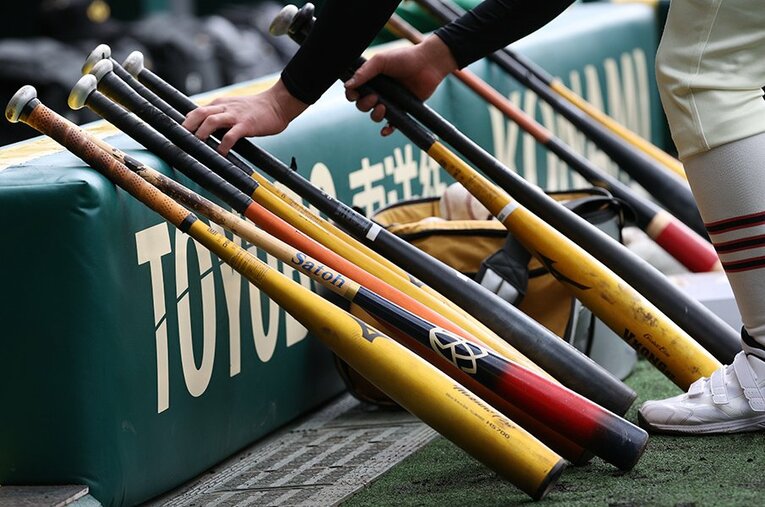 今センバツから採用された“飛ばない”新基準バット。選手、監督が語った“ホンネ”からあらためて野球を検証してみる ／ photograph by JIJI PRESS