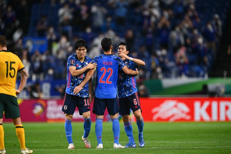 昨年10月12日のオーストラリア戦後、勝利の喜びを分かち合う冨安健洋、吉田麻也、遠藤航。両CBの負傷は日本代表にとって大きな痛手だ　©JMPA