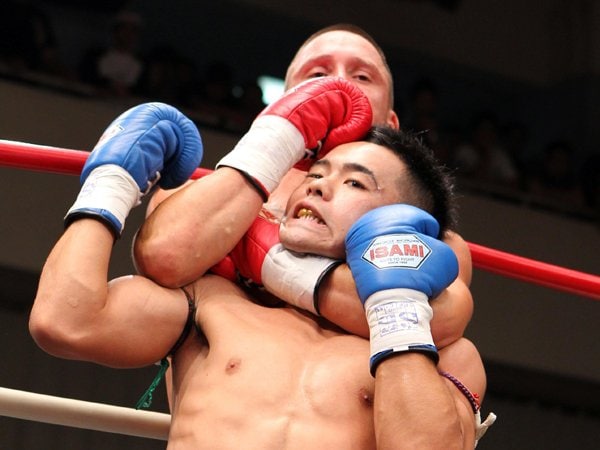 復帰のアンディ・サワーが前代未聞の極め技で勝利。～好調・日菜太の