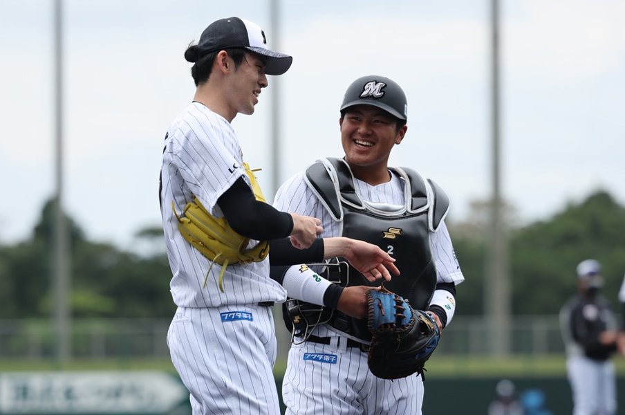 佐々木朗希が明かす18歳松川虎生への信頼「松川は凄いです。なんか吸い込まれる感じがする」“完全試合”の前夜に2人で話していたこと<Number Web> photograph by Chiba Lotte Marines