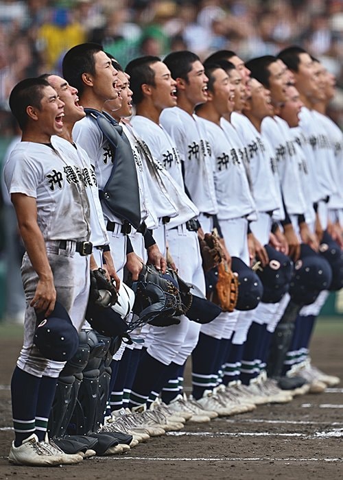 優勝決定後、全力で校歌を歌う沖縄尚学ナイン