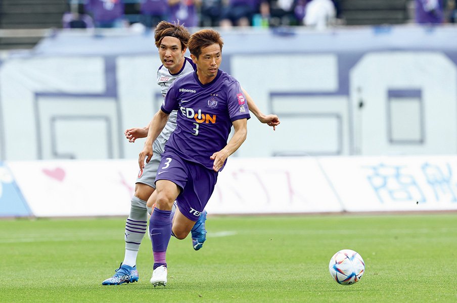 UAEで手にした「動じない力」。古巣復帰・塩谷司が攻守で光る。<Number Web> photograph by SANFRECCE