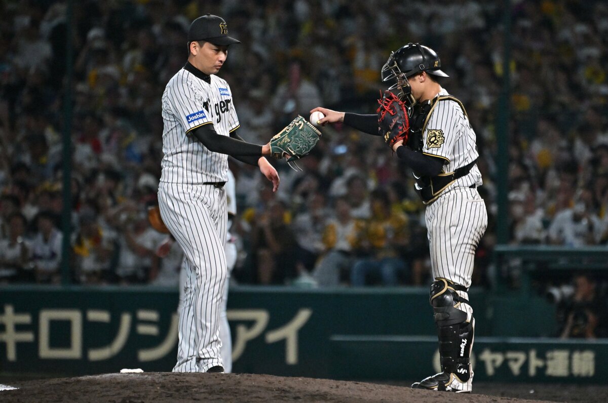 阪神タイガース　岩崎優投手　及川雅貴投手　優勝シークレットTシャツ 阪神の守護神はなぜ自分なのか…」石井大智でも及川雅貴でもなく…岩崎優