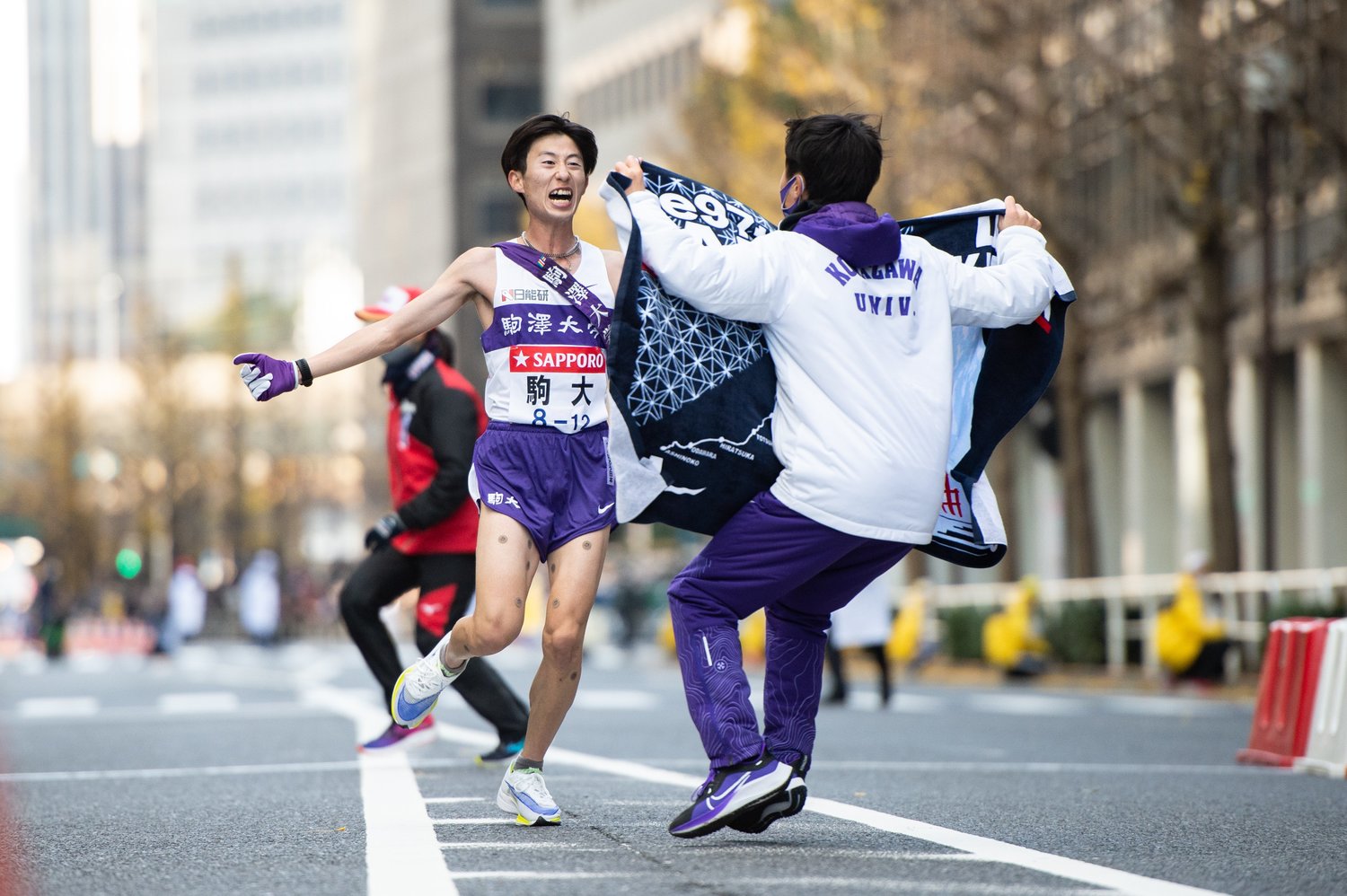 大逆転劇を果たした駒大10区の石川(3年) ©Nanae Suzuki