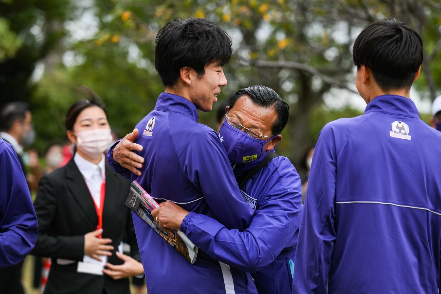 出雲駅伝、体調不良ながら3区を区間2位で走りきった田澤と抱擁を交わす大八木監督　©Nanae Suzuki