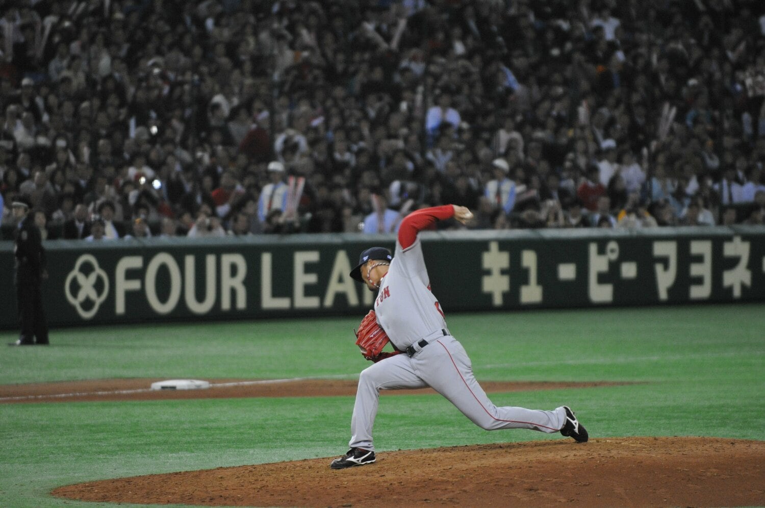 2008年、東京ドームで行われたMLB開幕戦で投げる当時レッドソックス所属の岡島秀樹 ©Hideki Sugiyama