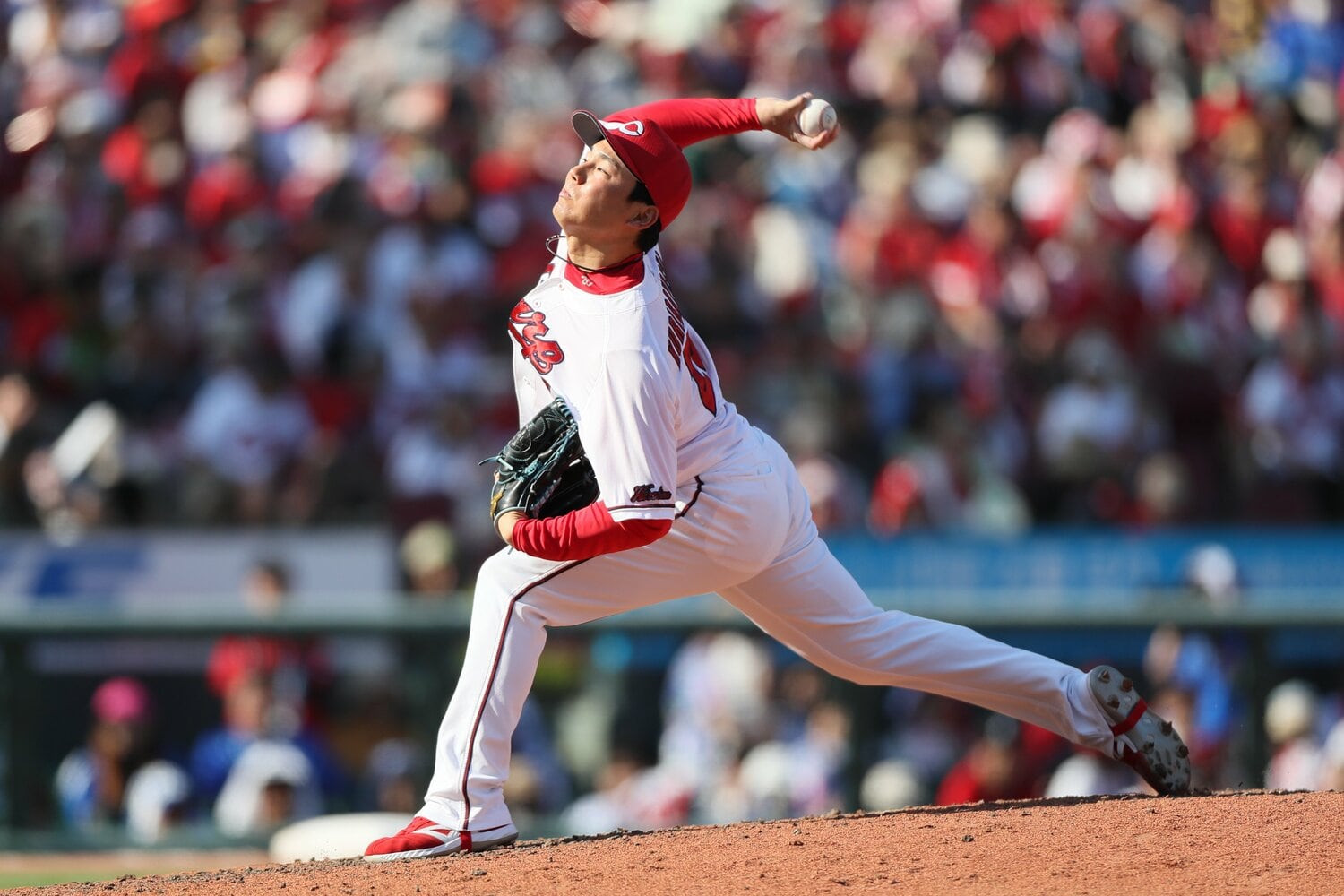 昨季はWBCでの怪我の影響に苦しんだが、今季は完全復活し、守護神としてチームの躍進を支える栗林　©JIJI PRESS