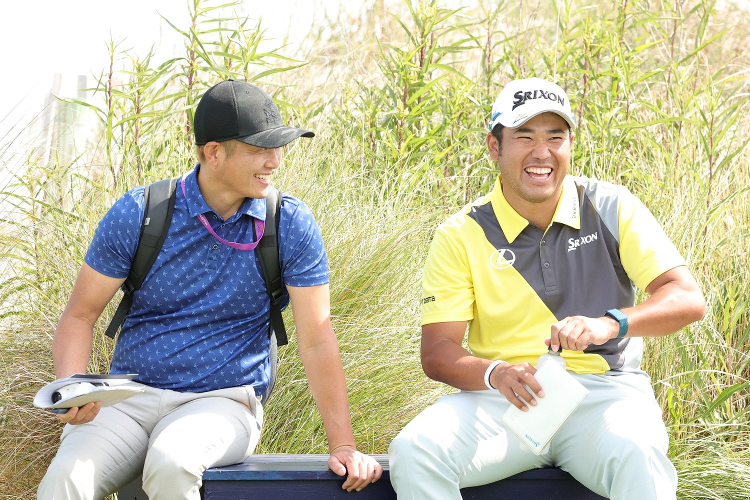 ラウンドレポーターを務める“先輩”今田竜二と談笑する松山英樹　©︎Getty Images