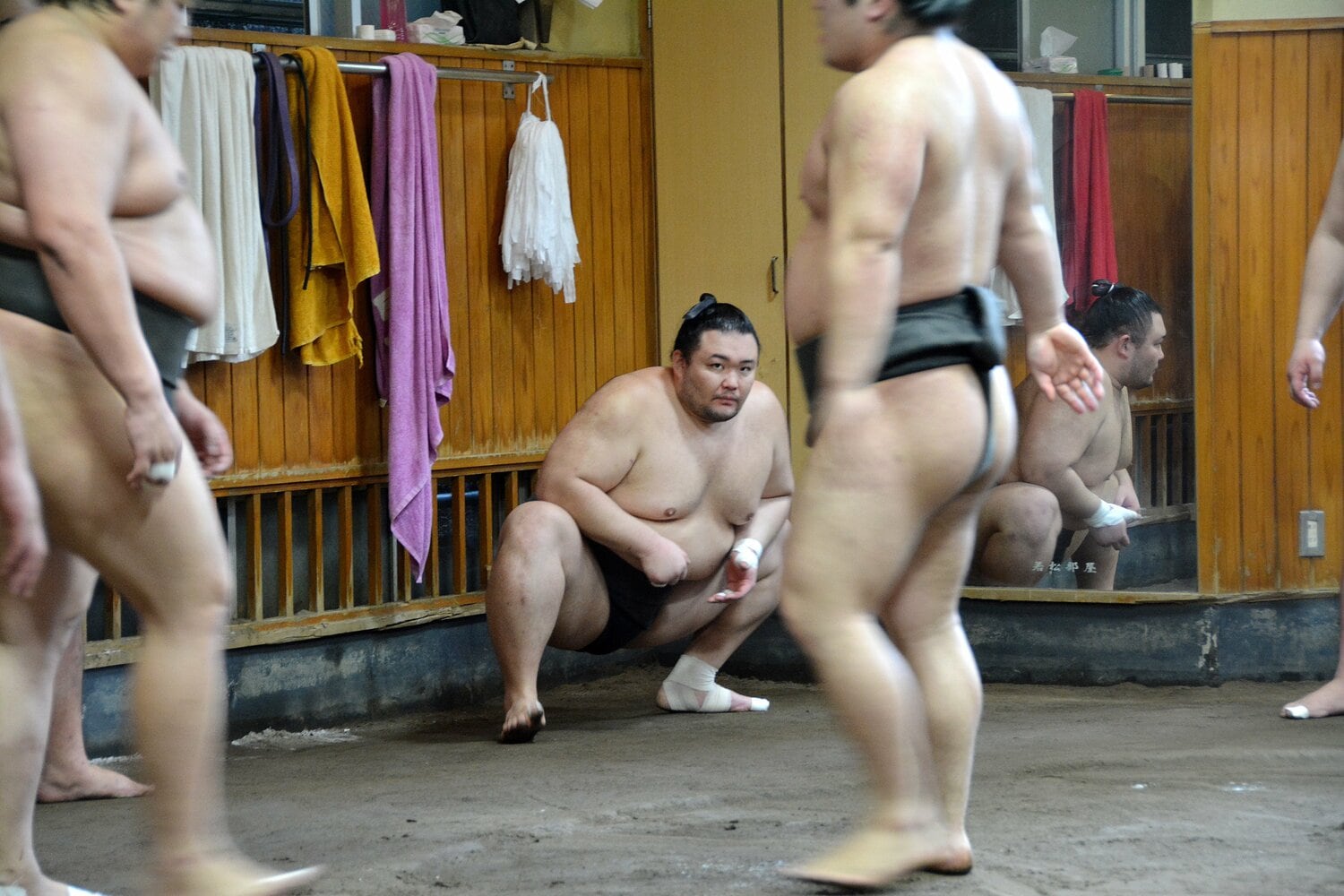 2022年6月、黒廻しを締めて稽古する朝乃山。大関から三段目まで番付を下げた　©JIJI PRESS