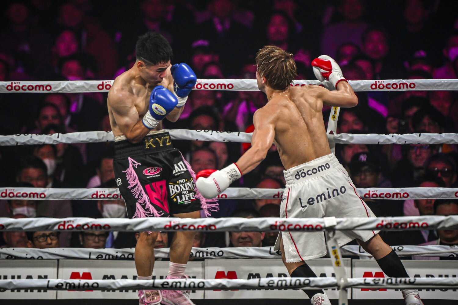 KO直前に飛び込むようにして繰り出した井上の左フック　©︎Takuya Sugiyama