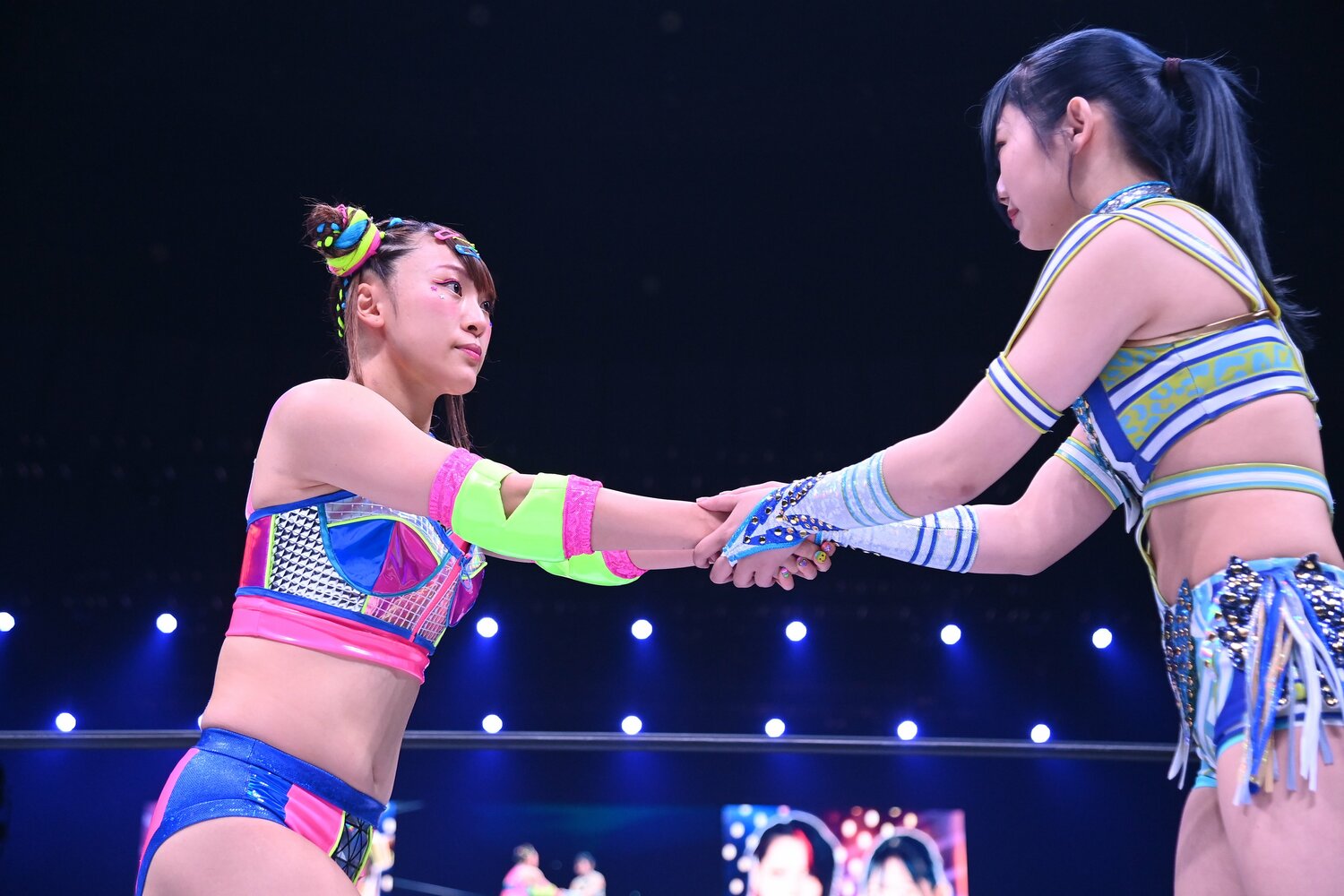 同期でもある天咲光由と試合前に握手。フワちゃんの表情には緊張が表れていた　©STARDOM