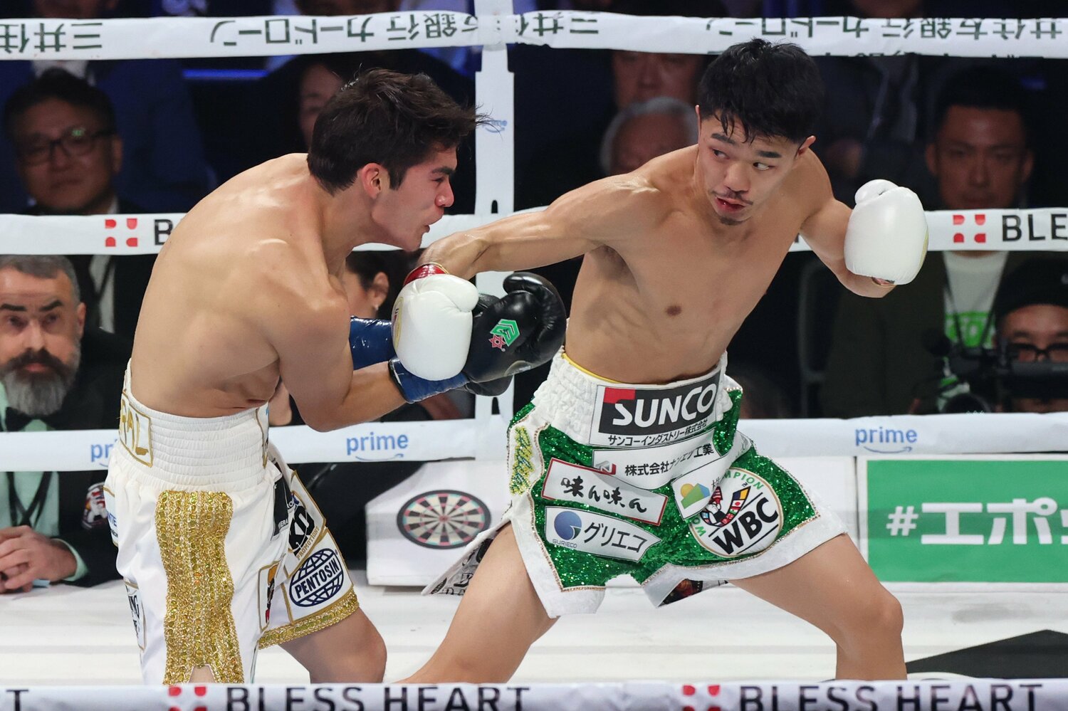 ダビド・クエジャルを圧倒する中谷潤人　©Naoki Kitagawa