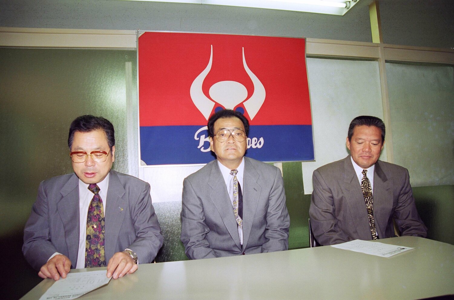 勝負の年、鈴木啓示（右）は米田哲也（中）を新コーチに招聘した　©SANKEI SHIMBUN