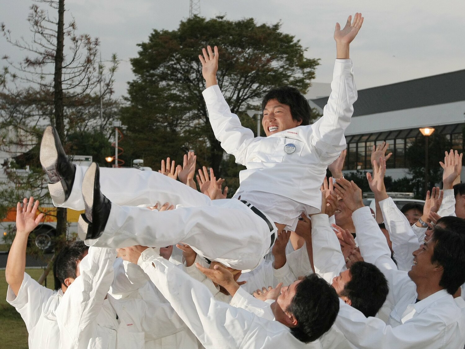 2009年10月、巨人に1位指名され、ホンダのチームメートに胴上げされる ©JIJI PRESS