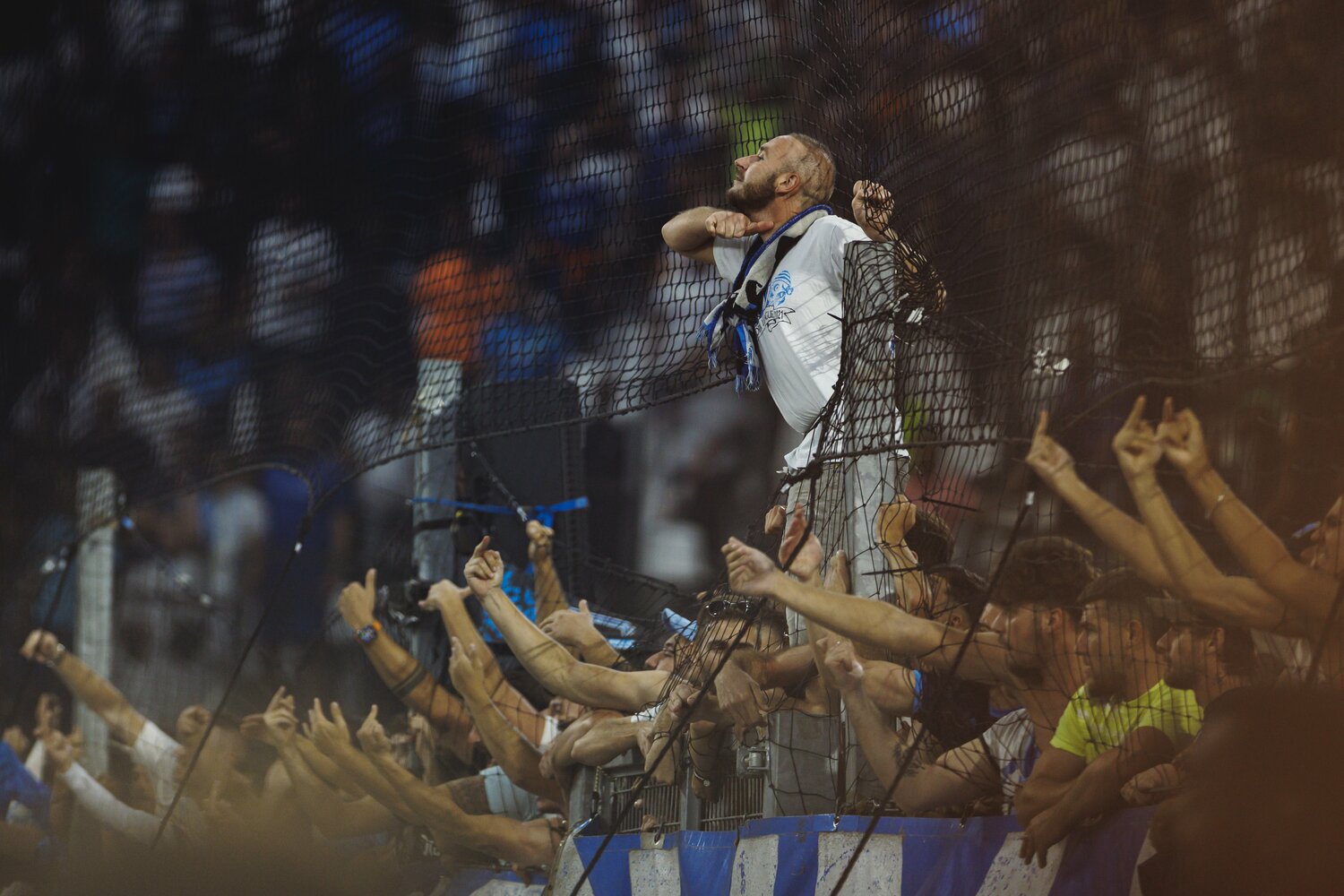 審判の判定に怒り、サポーターが一斉に中指を立てる場面も… ©Kiichi Matsumoto