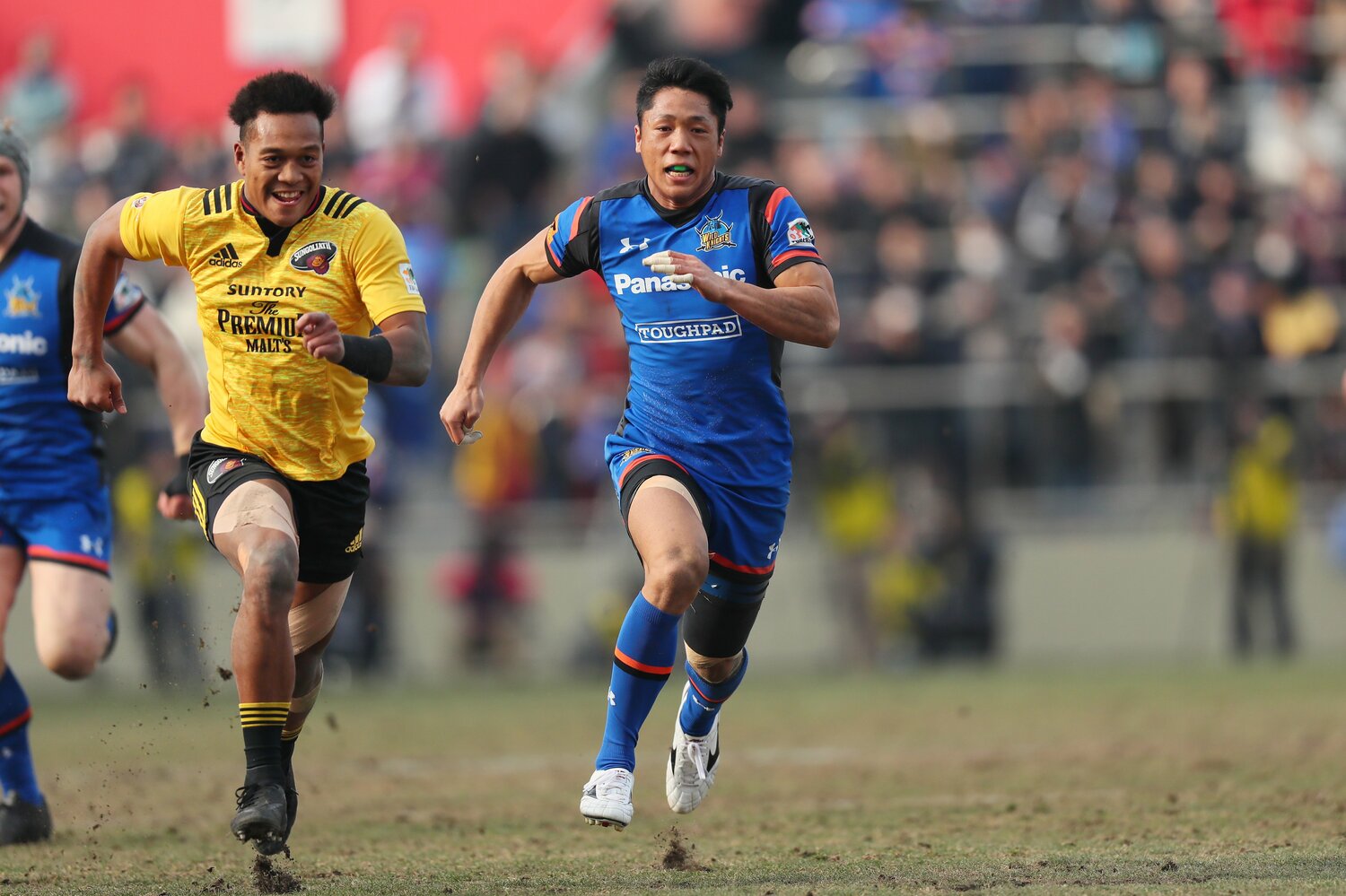 松島幸太朗（左）と競り合う山沢拓也。筑波大在学中からワイルドナイツに加入し、初の学生トップリーガーとして話題を集めた（2017年1月日本選手権）©YUTAKA/AFLO SPORTS