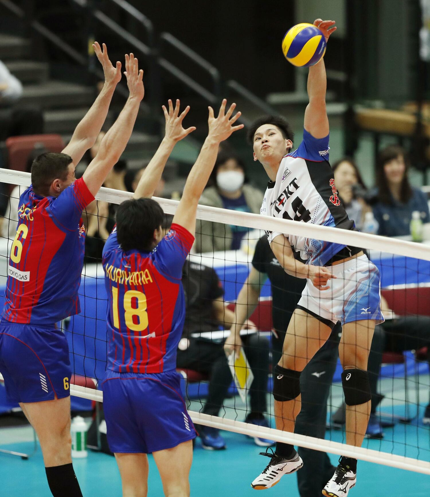 高校卒業直後からインパクトあるプレーを披露した西田有志（2018年5月）©︎KYODO