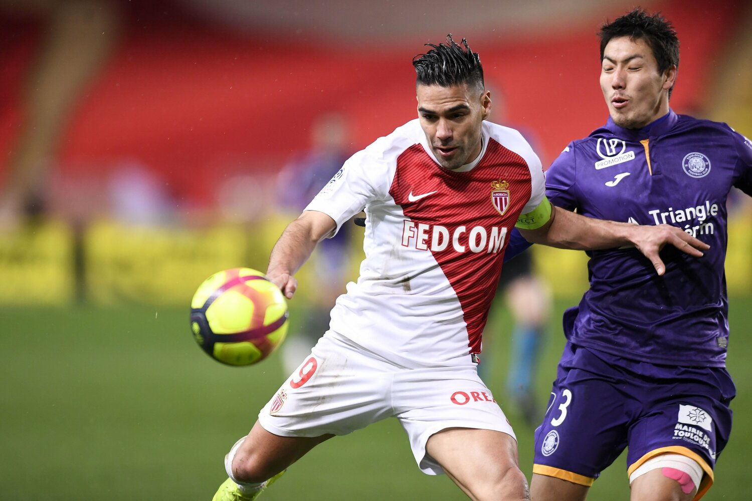 モナコで輝きを取り戻したファルカオ（2019年、競り合うのはトゥールーズ時代の昌子源）©︎Panoramic/AFLO