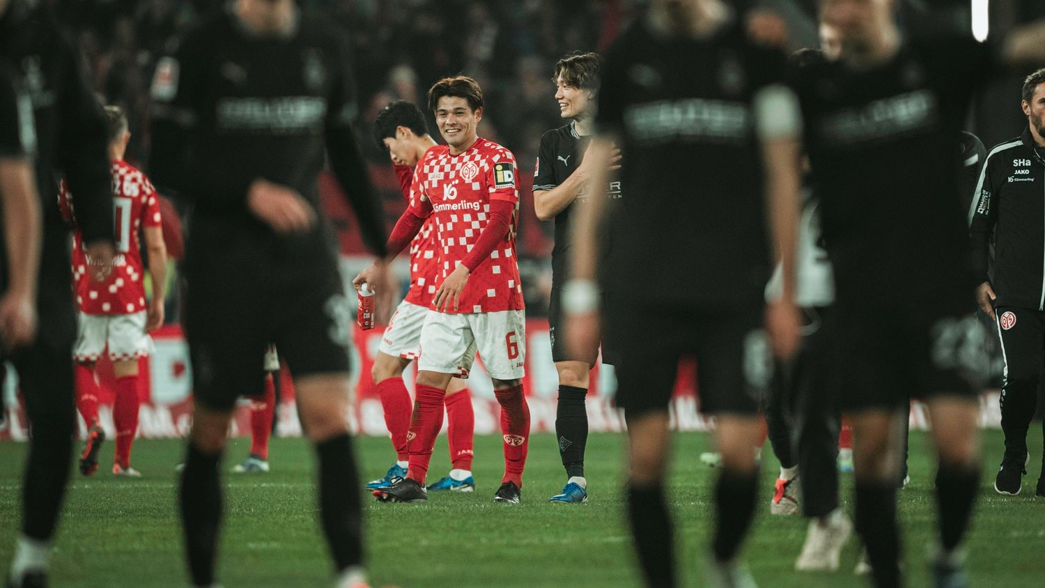 ボルシアMG戦では、試合後に板倉と笑顔で話すシーンも ©︎Taisei Iwamoto