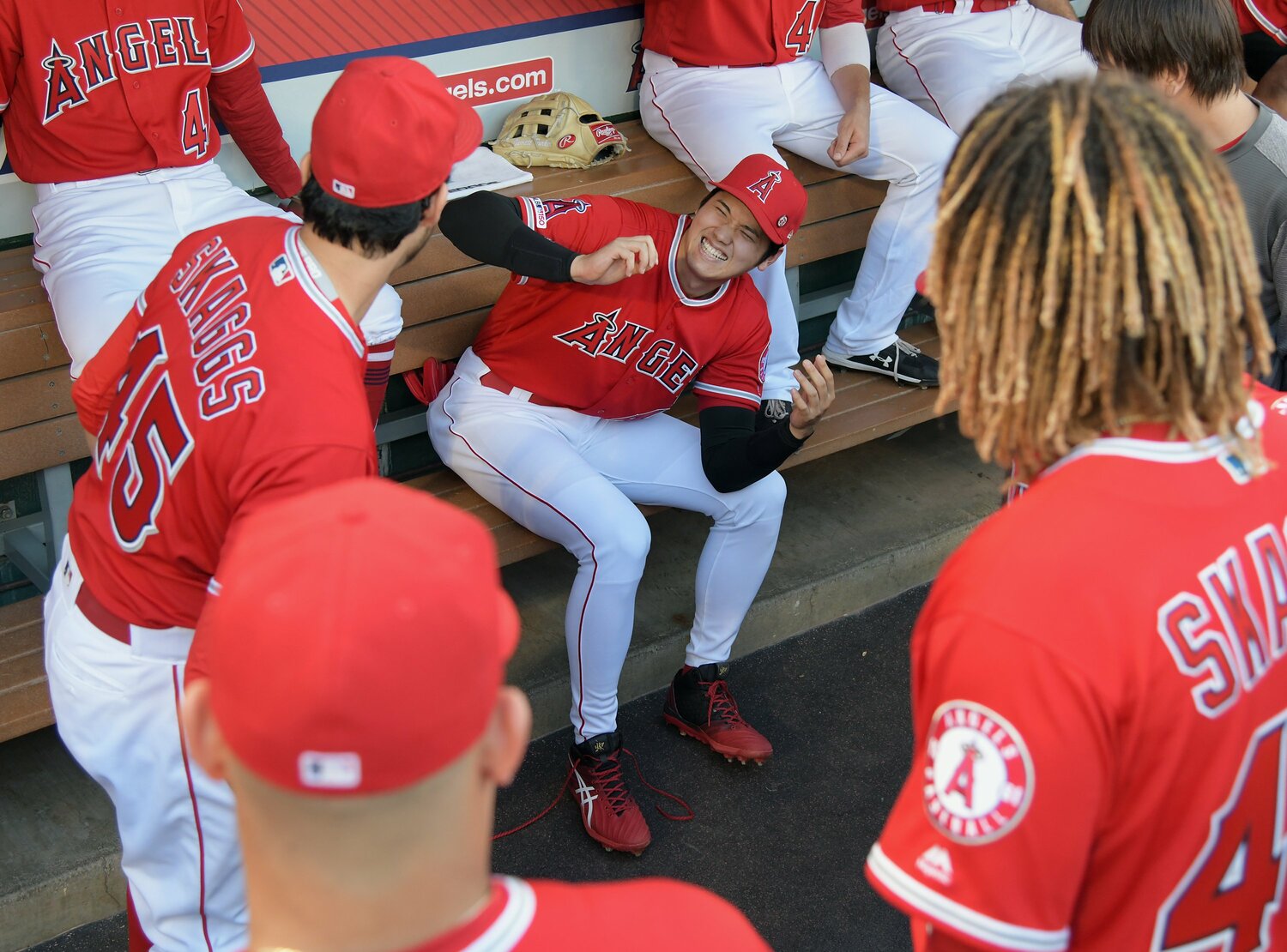 ベンチでスキャッグスとじゃれ合い楽しそうな大谷　©Getty Images