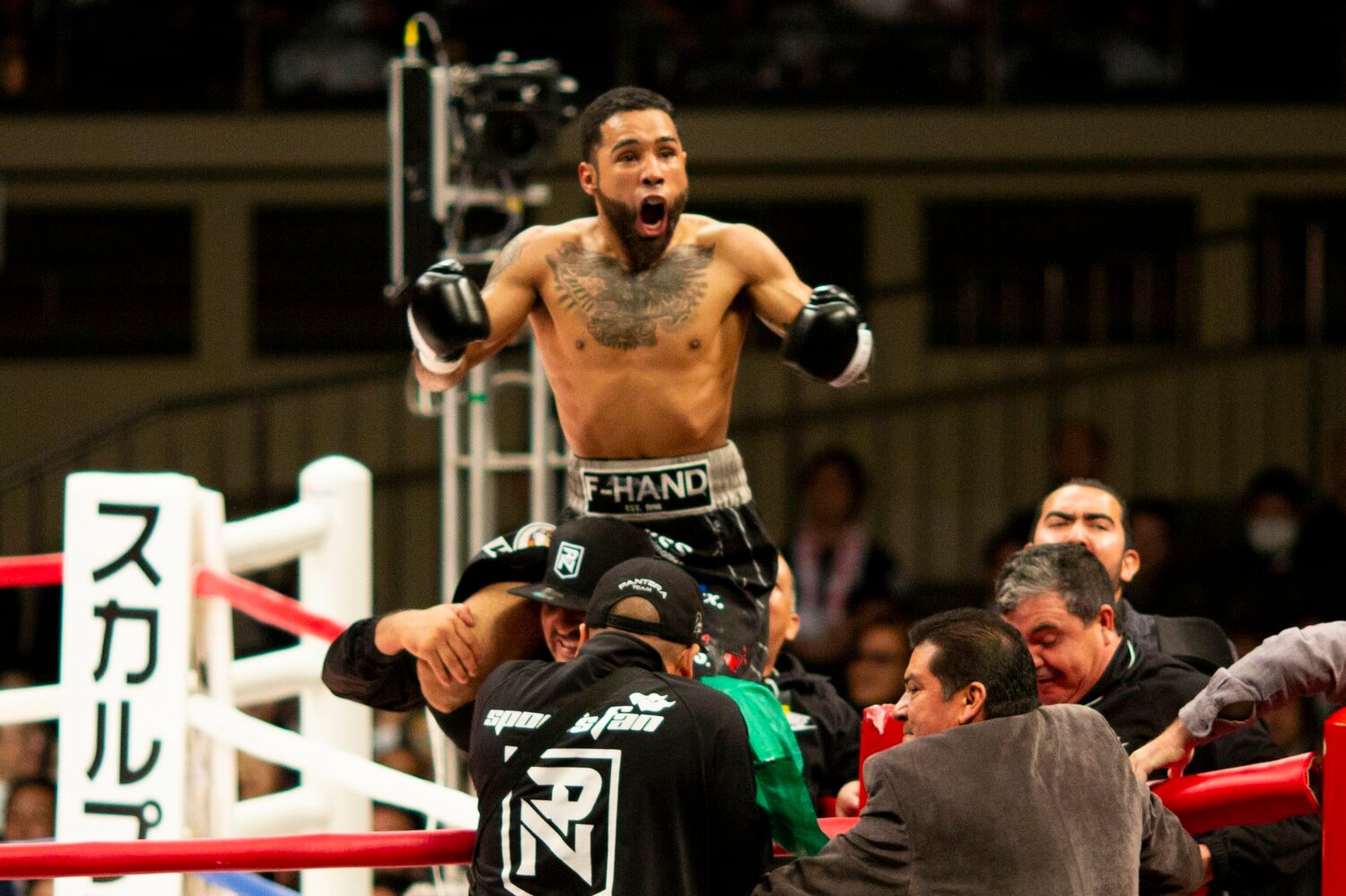 2018年3月1日、再戦で計量失格を犯した上で山中をKOし、喜びを爆発させるネリ　©Naoki Kitagawa