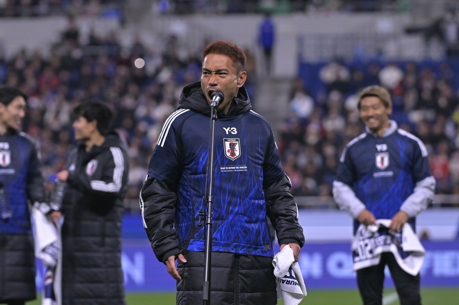 W杯出場決定後のセレモニーで「ブラボー！」を叫ぶ長友佑都　©JMPA