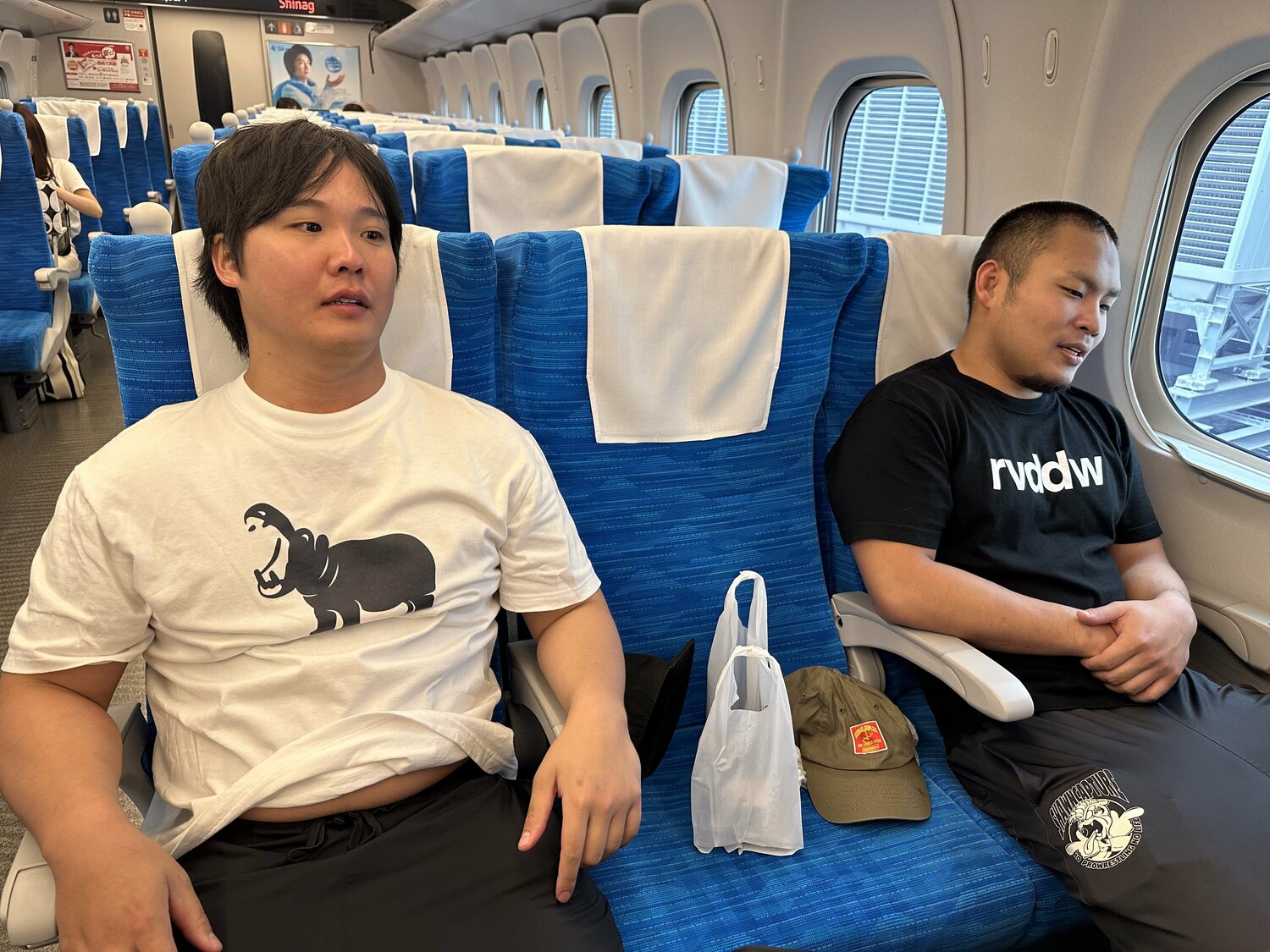 新幹線で東京から名古屋へと向かうアストロノーツ