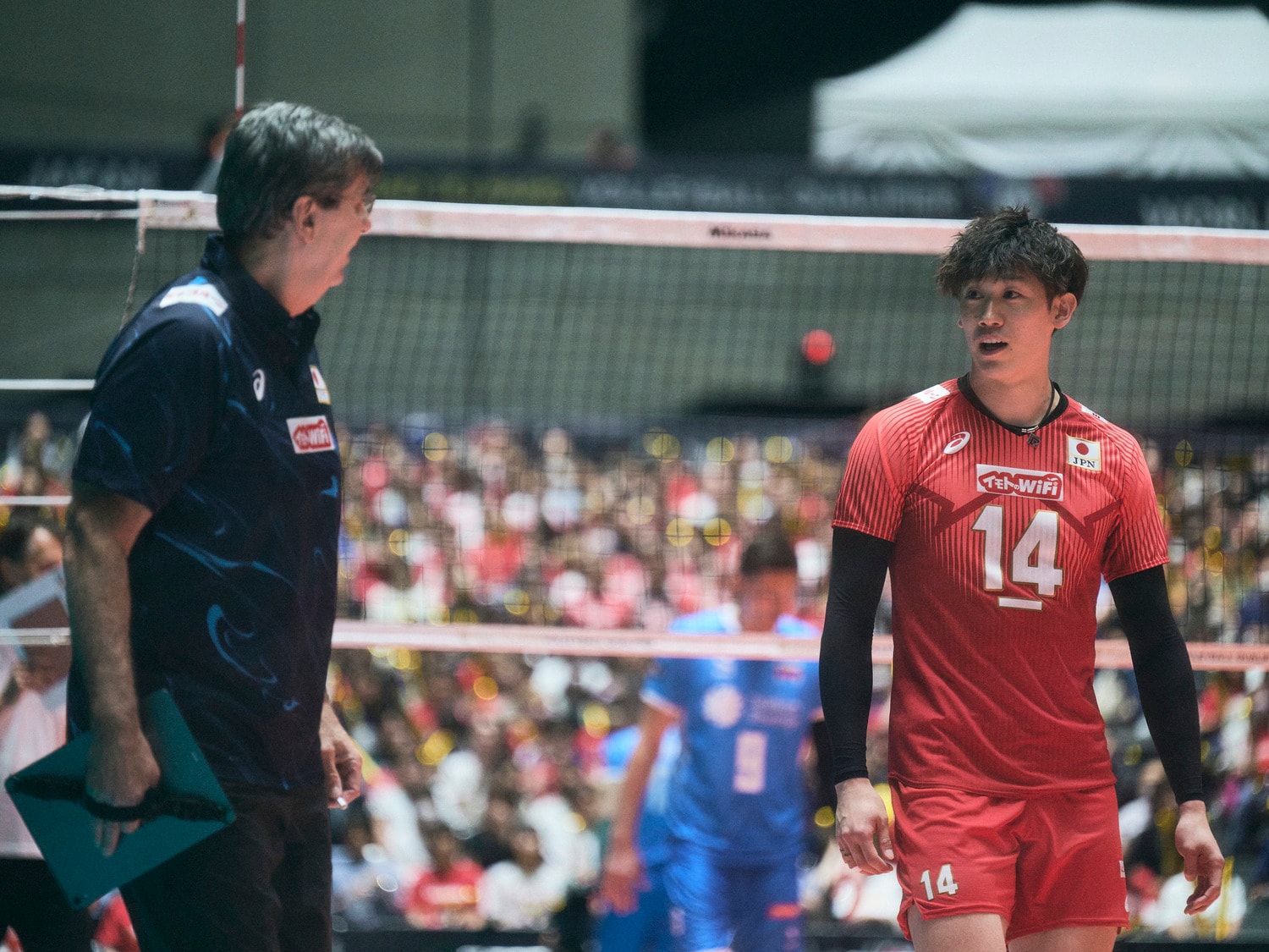 石川祐希をはじめ、それぞれの語学力を活かしてブラン監督（左）とコミュニケーションを図る選手も多い今の日本代表　©︎Yuki Suenaga