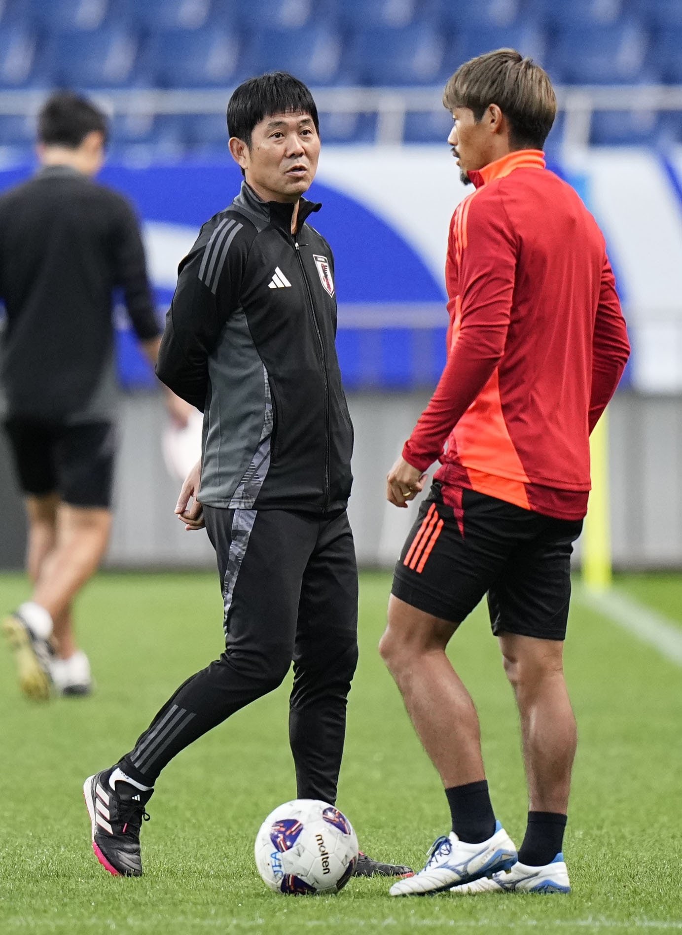 オーストラリア戦に向けた練習で話をする森保監督と守田　©KYODO