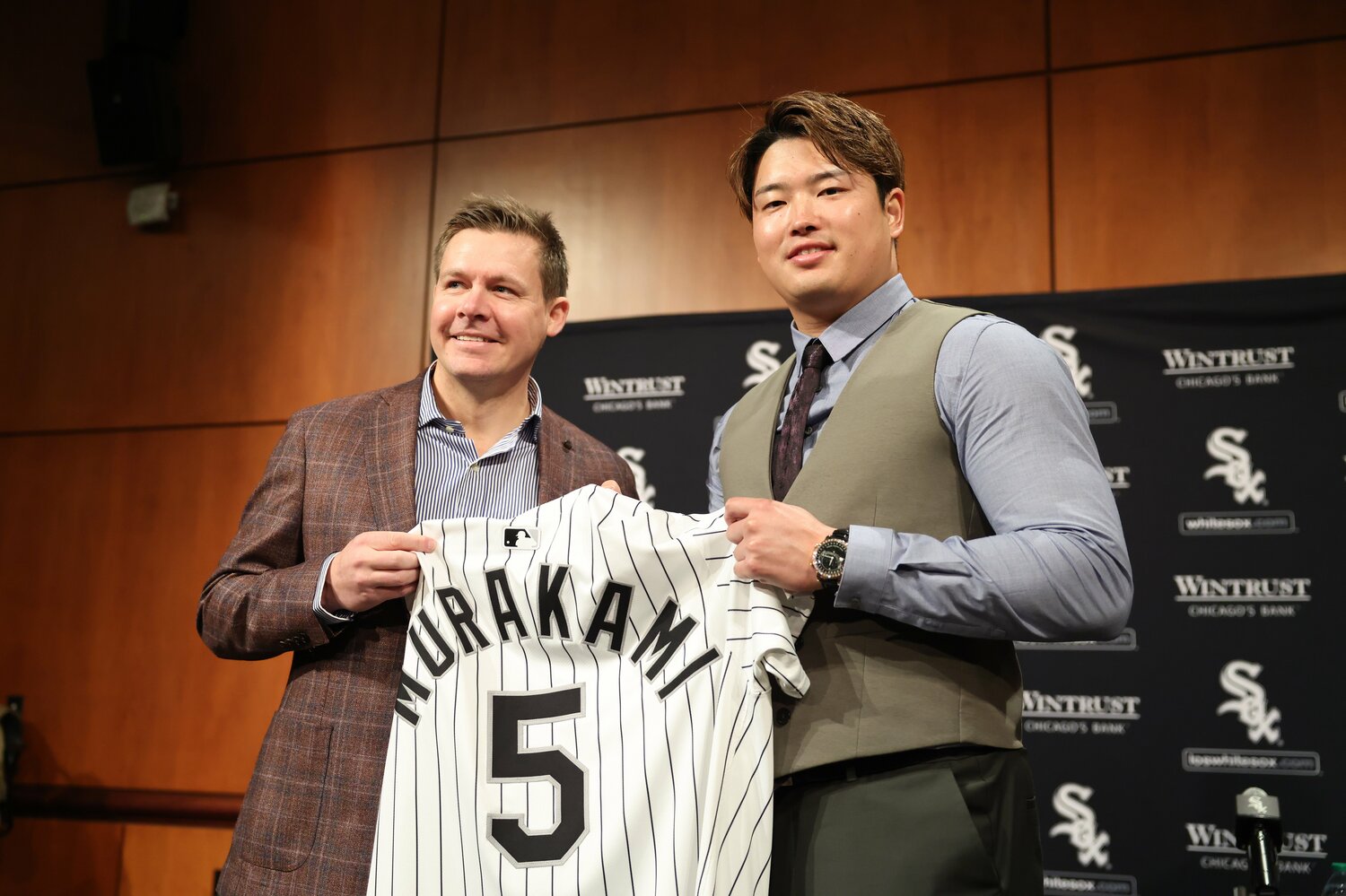 ゲッツGM(左)と笑顔の村上。背番号は「5」を選んだ ©︎Geoff Stellfox/Getty Images