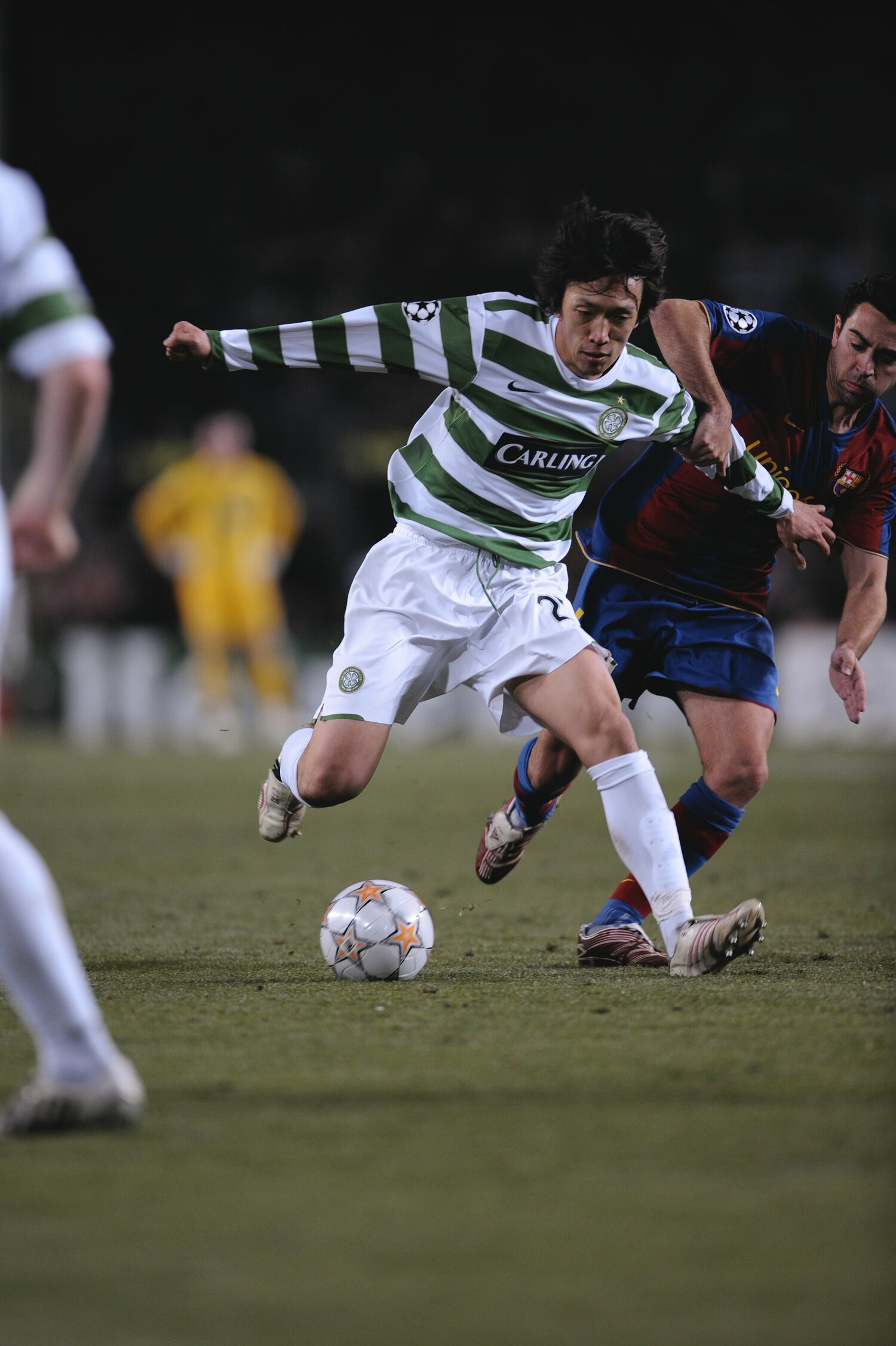 UEFAチャンピオンズリーグでバルセロナのシャビと競り合うセルティック時代の中村　©Sports Graphic Number