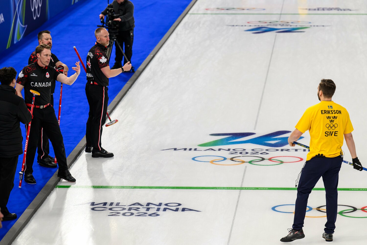 スウェーデンのエリクソン（右）と言い合いになったケネディらカナダ選手たち　©AFLO