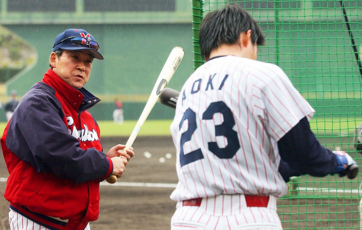 ルーキー時代の青木を指導する若松監督（2004年撮影）  ©︎JIJI PRESS