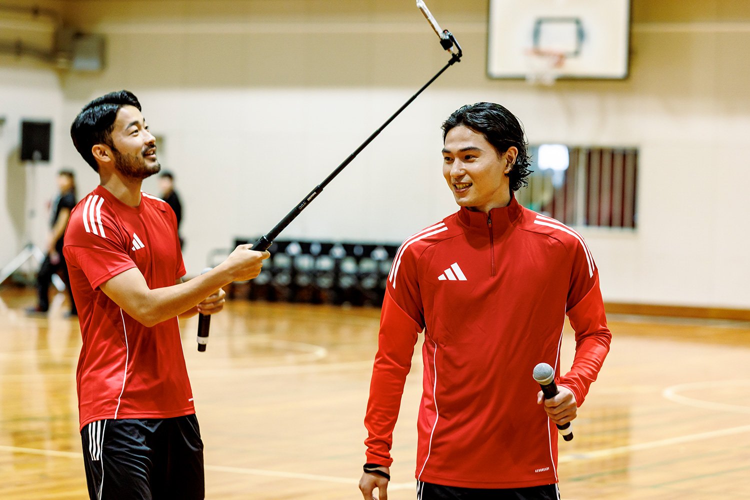 南野拓実（写真右）と菅原由勢のサプライズ登場に高校生たちの驚きの声があがった