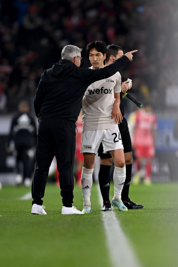 ウニオン時代、フィッシャー監督と意思疎通を図る原口　©Getty Images