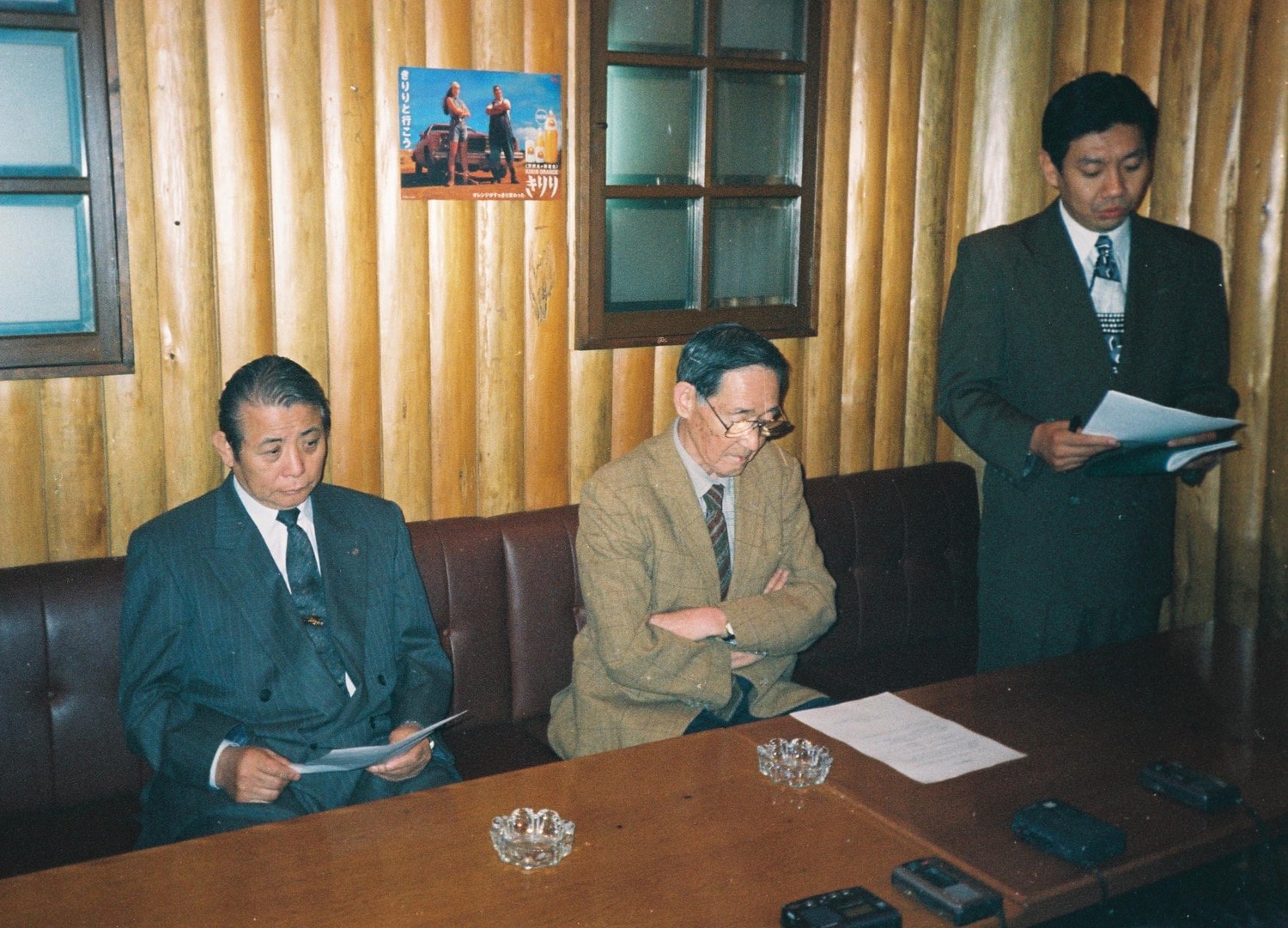 1997年10月21日、全女の倒産を発表した松永高司会長（左）。右には植田信治コミッショナーと今井良晴リングアナ　©東京スポーツ新聞社