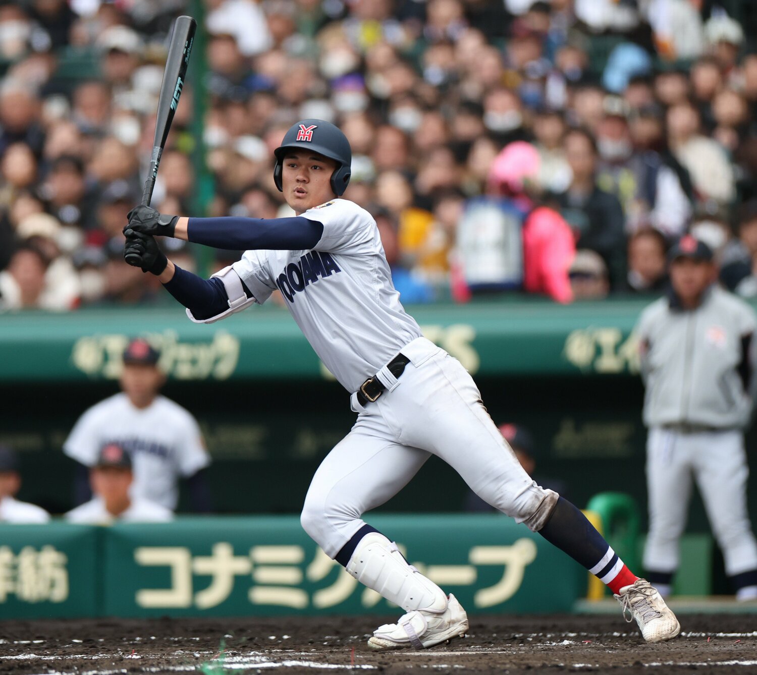 横浜高の3番阿部葉太。手袋もスパイクもニューバランスだった　©JIJI PRESS