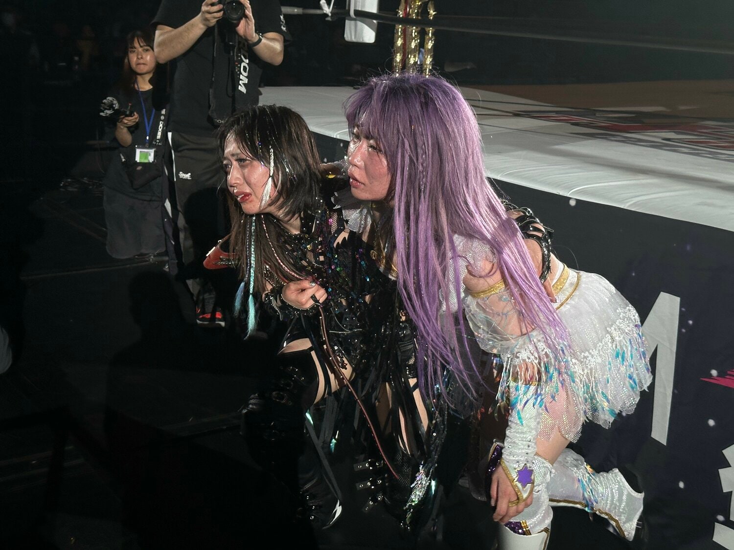 「敗者引退マッチ」を終え、支えあいながら退場する中野たむと上谷沙弥　©Norihiro Hashimoto