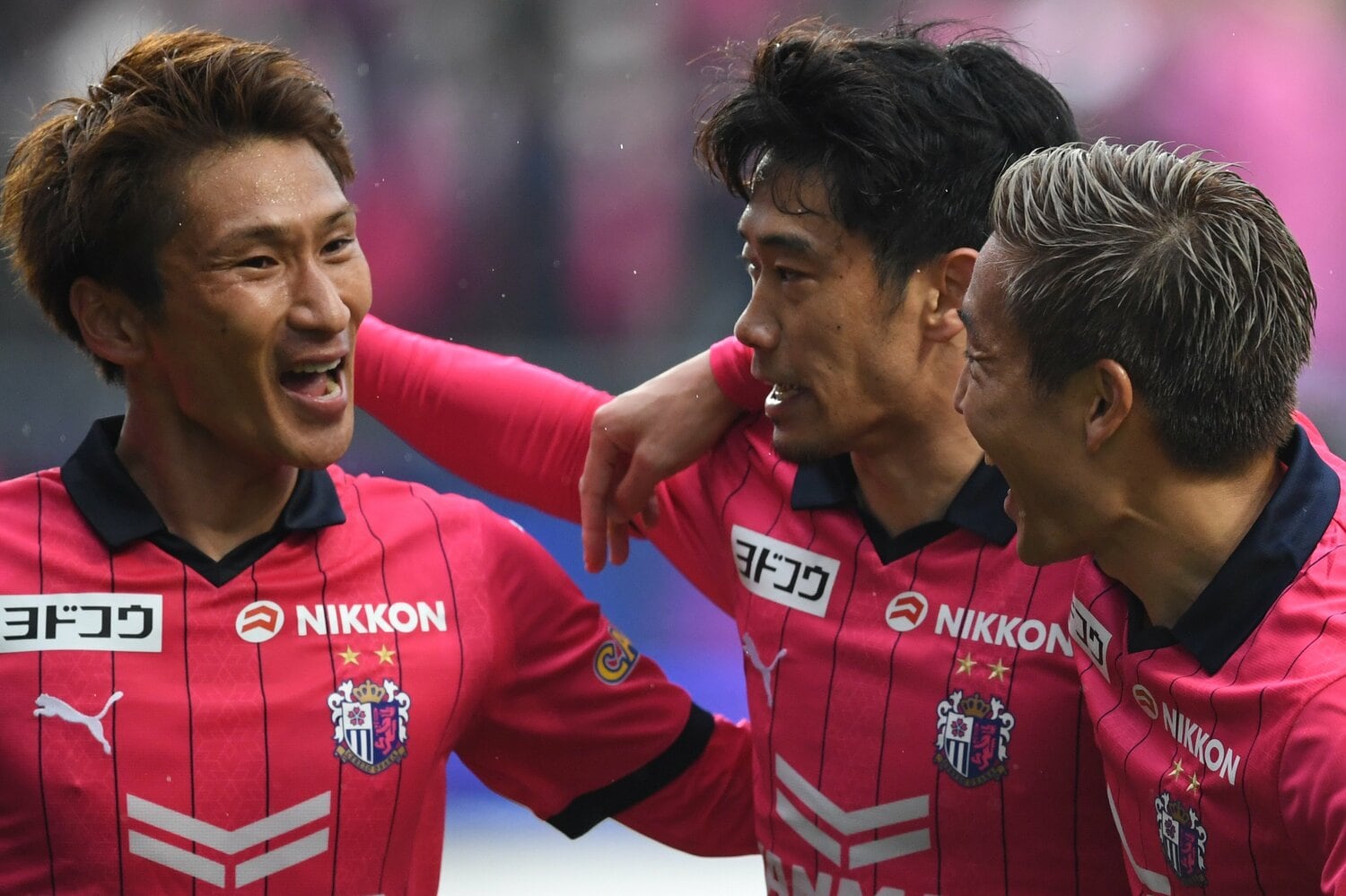 ゴールを決めた奥埜博亮(左)を祝福する香川真司