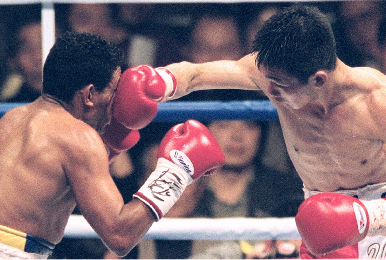 2001年3月、WBA世界スーパーフライ級タイトルマッチで王者レオ・ガメスに右フックを叩き込む ©KYODO