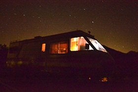 泊めてもらったエンジェルのバンと星空。 