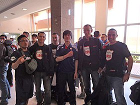 空港で「マース・フランス」の人たちと記念撮影