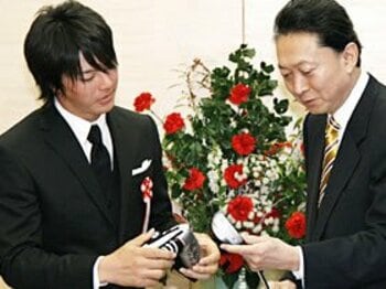 鳩山首相も手放しで賞賛する、石川遼の驚異の「コメント力」。＜Number Web＞ photograph by KYODO