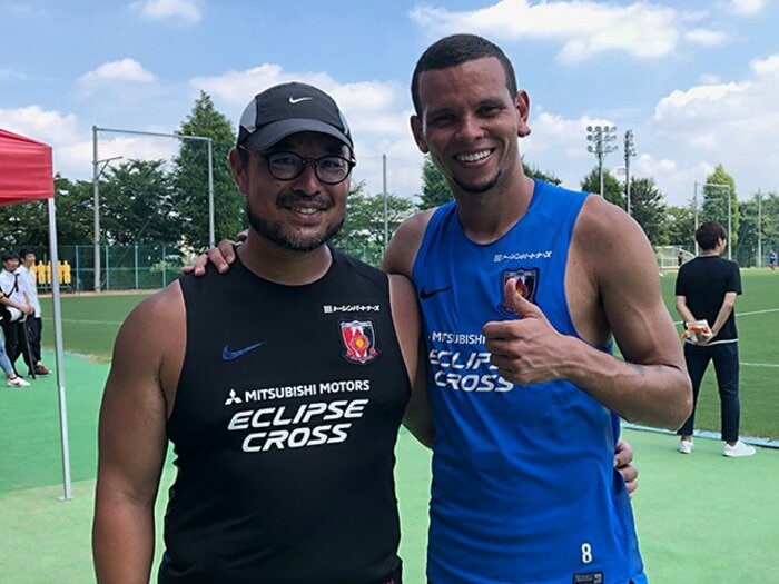 アルディレスもハリルも信頼した男。浦和・羽生通訳の5カ国語“操縦術”。＜Number Web＞ photograph by Masayuki Sugizono