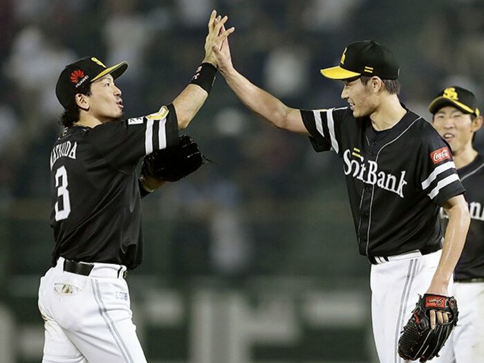 工藤監督「CSもいける」とニヤリ。武田翔太を復活に導いたのは脱力。<Number Web> photograph by Kyodo News