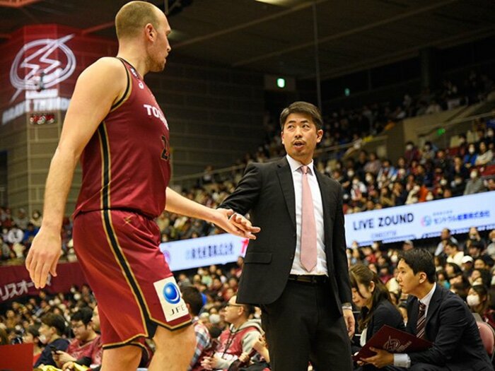 Bリーグ川崎・佐藤HCは理想の上司? スローガン「UN1TE」の「1」に込めた意味とは<Number Web> photograph by (c)KAWASAKI BRAVE THUNDERS