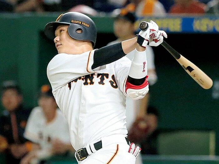 坂本勇人がついに明かしたインコース打ちの極意とは。～7年越しで答えてくれた質問、答えは「撫でて打つ」～＜Number Web＞ photograph by KYODO