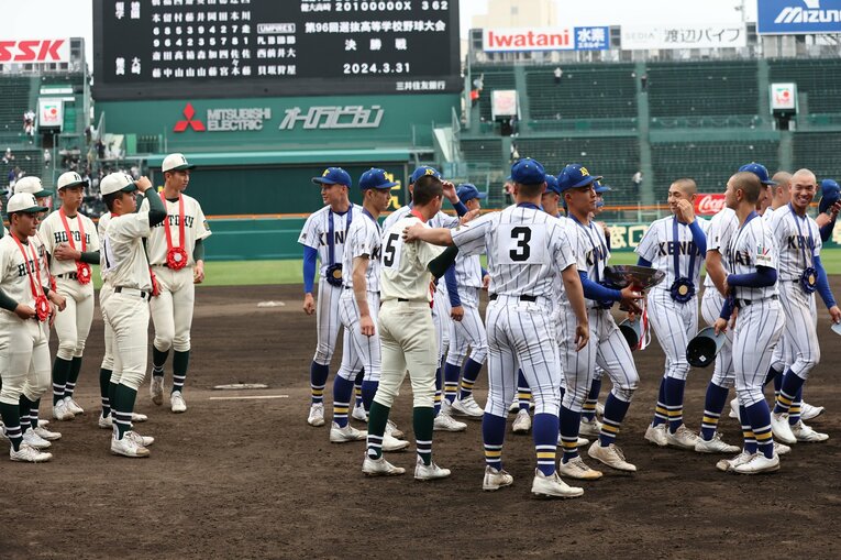 【2024年撮影】センバツ初優勝後の一コマ…交流する健大高崎と報徳学園　©JMPA