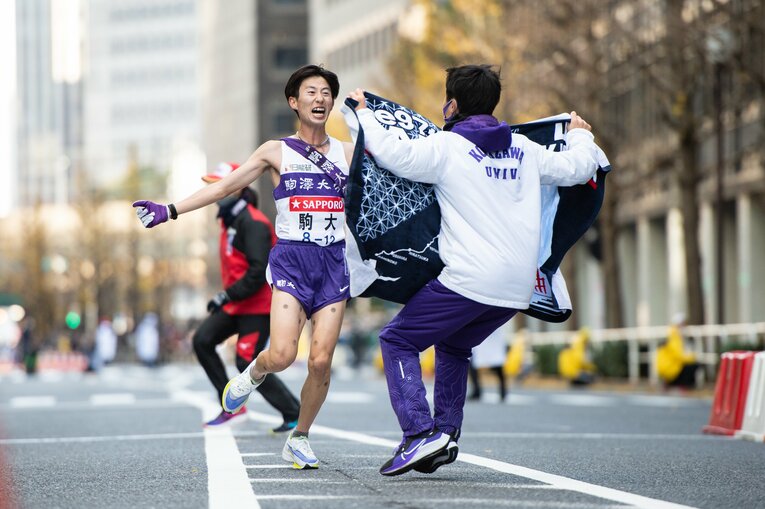 大逆転劇を果たした駒大10区の石川（3年）　©Nanae Suzuki