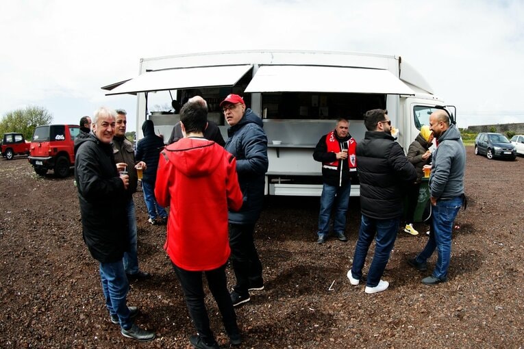 「山の斜面にスタジアム」「守田英正のお薦め料理は…」日本代表MFが戦う“離島クラブ”は美しい風景とグルメ満載だった《現地で撮影》(6)